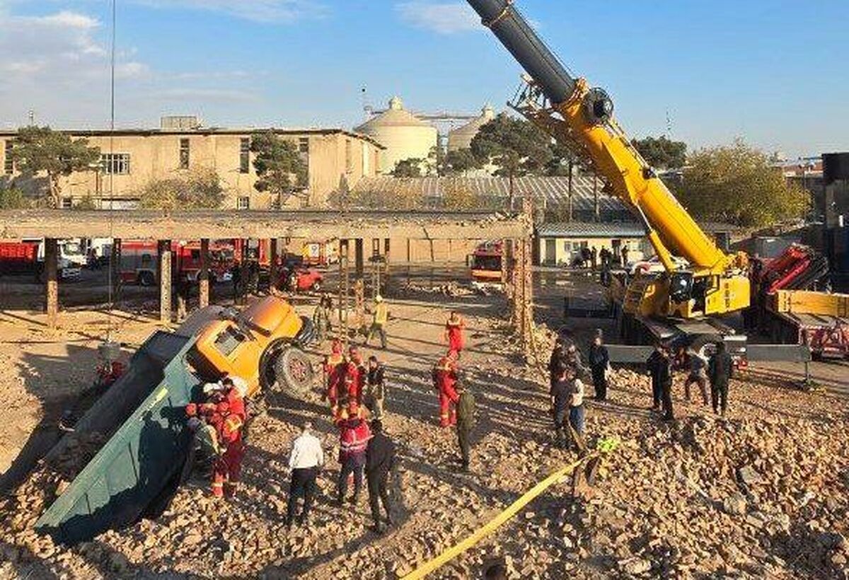 سقوط مرگبار کامیون در فروچاله جاده مخصوص؛ دو کارگر جان باختند+ فیلم