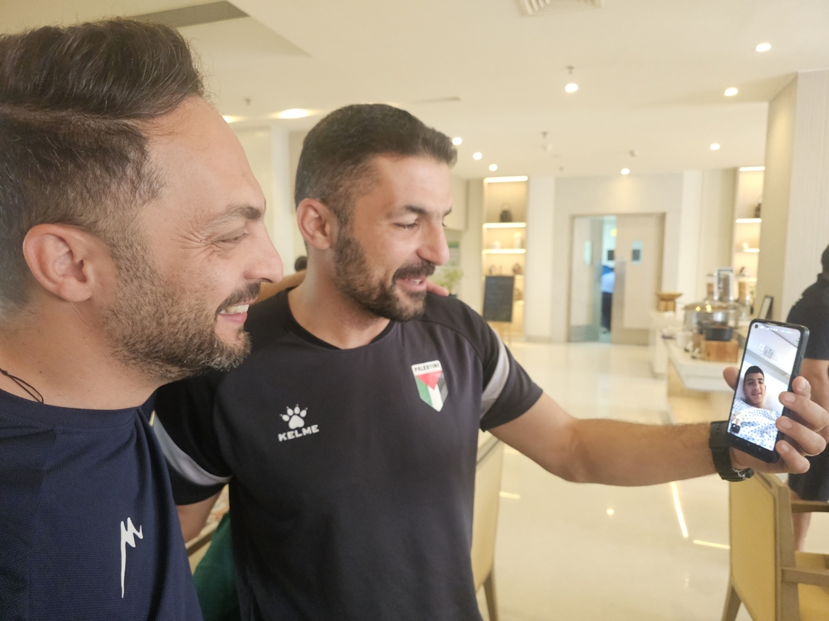 تماس سرمربی تیم ملی نوجوانان ایران با بازیکن مصدوم فلسطین