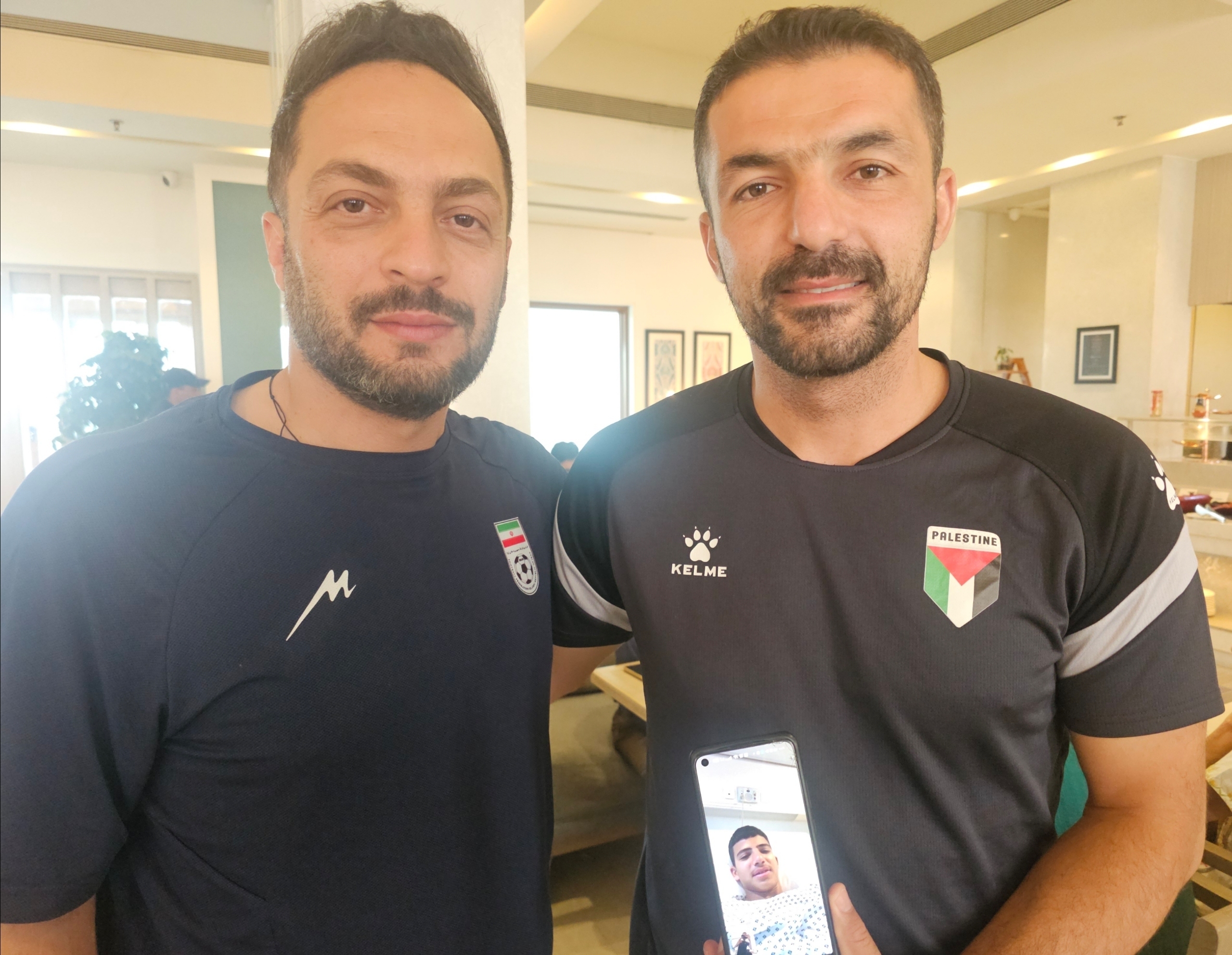 تماس سرمربی تیم ملی نوجوانان ایران با بازیکن مصدوم فلسطین تماس سرمربی تیم ملی نوجوانان ایران با بازیکن مصدوم فلسطین