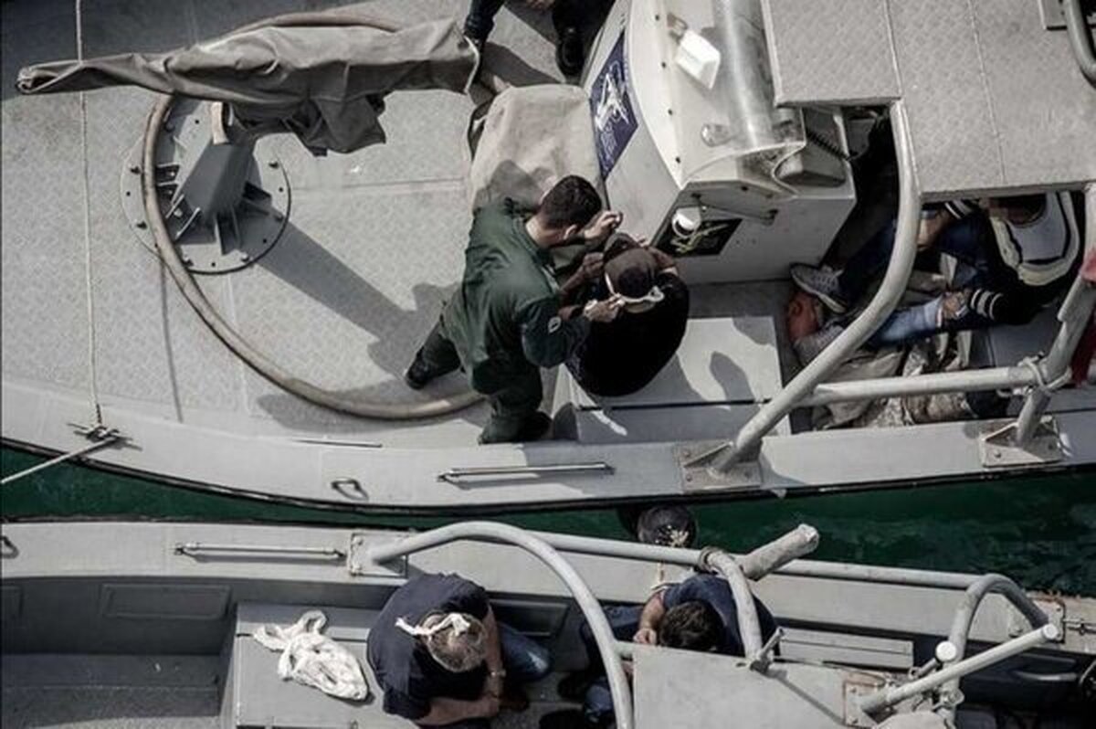 توقیف یک شناور در خلیج فارس +فیلم