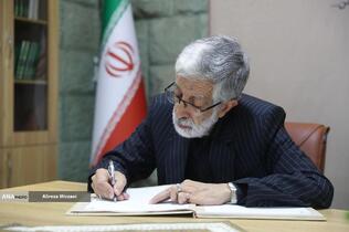 مراسم امضای دفتر یادبود دانشمند شهید دکتر محمد مهدی طهرانچی