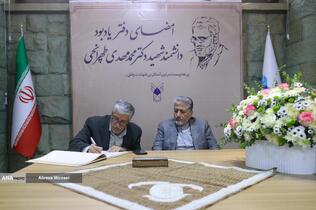 مراسم امضای دفتر یادبود دانشمند شهید دکتر محمد مهدی طهرانچی