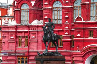 مجسمه ژنرال ژوکوف «مجسمه مارشال ژوکوف»در نزدیکی میدان سرخ و موزه ملی تاریخ روسیه در مسکو است. این مجسمه به یادبود گئورگی ژوکوف، فرمانده ارتش سرخ در جنگ جهانی دوم، ساخته شده و نمادی از شکست نازی‌ها و قهرمانی ملی روسیه به شمار می‌رود.  
