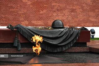 آرامگاه سرباز گمنام و شعله ابدی؛ یادمانی که پیکر مدافعان گمنام مسکو در سال ۱۹۴۱ را در خود جای داده است. روی سنگ گرانیتی این یادبود نوشته شده: «نامت ناشناس است، اما فداکاری‌ات جاودانه.»