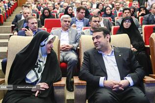 معصومه آقاپور «مشاور رئیس جمهور در امور همکاری‌های اقتصادی» و ابوالفضل نجارزاده مدیرعامل بانک ملی ایران 