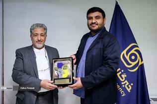 اهدای تندیس به بیژن رنجبر رییس دانشگاه آزاد اسلامی توسط محمدمهدی خیرجو مدیرعامل خبرگزاری آنا