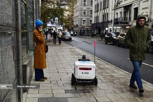 ربات های حمل سفارش غذا و محصولات سوپر مارکت در شهر مسکو روسیه