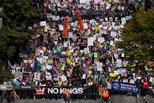 تظاهرات ضد ترامپ «بدون پادشاه» در سراسر آمریکا