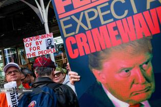 تظاهرات ضد ترامپ «بدون پادشاه» در سراسر آمریکا