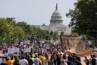 تظاهرات ضد ترامپ «بدون پادشاه» در سراسر آمریکا