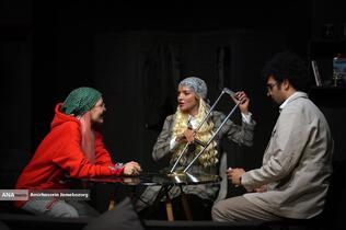 نمایش &laquo;لحظه درنگ می&zwnj;کند&raquo;