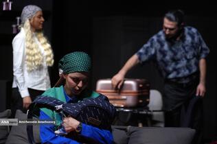 نمایش &laquo;لحظه درنگ می&zwnj;کند&raquo;