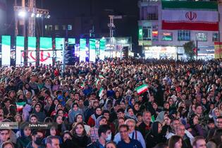 رونمایی از مجسمه «زانو زنندگان برابر ایران» در میدان انقلاب اسلامی