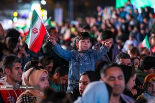 رونمایی از مجسمه «زانو زنندگان برابر ایران» در میدان انقلاب اسلامی