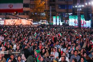 رونمایی از مجسمه «زانو زنندگان برابر ایران» در میدان انقلاب اسلامی