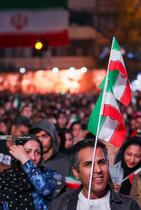 رونمایی از مجسمه «زانو زنندگان برابر ایران» در میدان انقلاب اسلامی