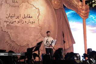 رونمایی از مجسمه «زانو زنندگان برابر ایران» در میدان انقلاب اسلامی