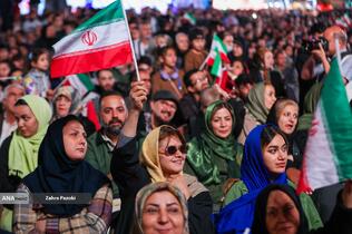 رونمایی از مجسمه «زانو زنندگان برابر ایران» در میدان انقلاب اسلامی