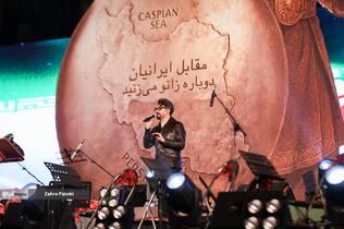 رونمایی از مجسمه «زانو زنندگان برابر ایران» در میدان انقلاب اسلامی