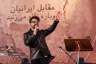 رونمایی از مجسمه «زانو زنندگان برابر ایران» در میدان انقلاب اسلامی