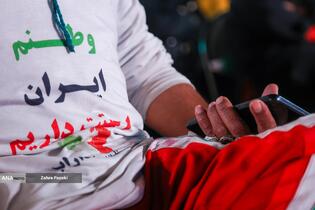 رونمایی از مجسمه «زانو زنندگان برابر ایران» در میدان انقلاب اسلامی