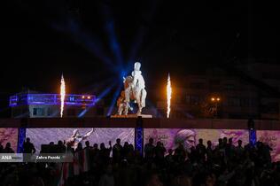 رونمایی از مجسمه «زانو زنندگان برابر ایران» در میدان انقلاب اسلامی