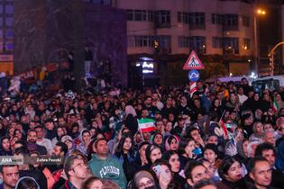 رونمایی از مجسمه «زانو زنندگان برابر ایران» در میدان انقلاب اسلامی