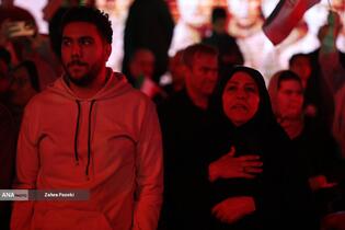 رونمایی از مجسمه «زانو زنندگان برابر ایران» در میدان انقلاب اسلامی