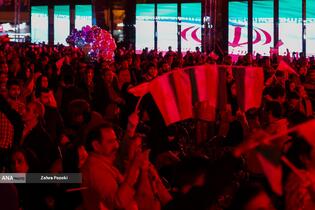 رونمایی از مجسمه «زانو زنندگان برابر ایران» در میدان انقلاب اسلامی