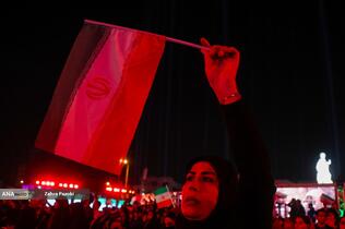 رونمایی از مجسمه «زانو زنندگان برابر ایران» در میدان انقلاب اسلامی