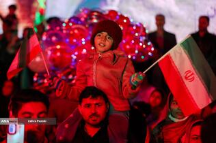 رونمایی از مجسمه «زانو زنندگان برابر ایران» در میدان انقلاب اسلامی