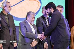 تجلیل از برگزیدگان سی و نهمین دوره جشنواره قرآن و عترت دانشجویان توسط بیژن رنجبر، رئیس دانشگاه آزاد اسلامی