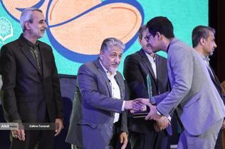 تجلیل از برگزیدگان سی و نهمین دوره جشنواره قرآن و عترت دانشجویان توسط بیژن رنجبر، رئیس دانشگاه آزاد اسلامی