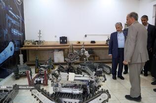 بازدید بیژن رنجبر رییس دانشگاه آزاد اسلامی از دستاورد های علمی و روباتیک دانشگاه آزاد اسلامی واحد یزد