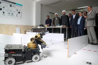 بازدید بیژن رنجبر رییس دانشگاه آزاد اسلامی از دستاورد های علمی و روباتیک دانشگاه آزاد اسلامی واحد یزد