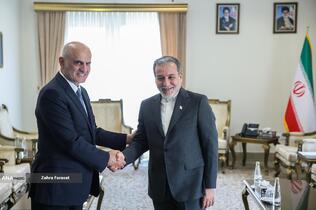 دیدار علی حسن خلیل، معاون سیاسی رئیس پارلمان لبنان با سیدعباس عراقچی وزیر امور خارجه در حاشیه کنفرانس بین‌المللی «حقوق بین‌الملل تحت تهاجم: تجاوز و دفاع»