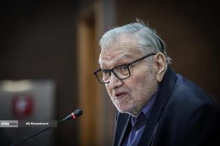 مهدی گلشنی فیزیکدان و نظریه‌پرداز در آیین رونمایی از ویراست جدید کتاب «ارتباط انسان-جهان»