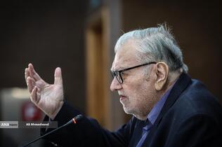 مهدی گلشنی فیزیکدان و نظریه‌پرداز در آیین رونمایی از ویراست جدید کتاب «ارتباط انسان-جهان»