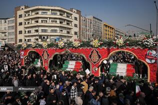 تشییع پیکر 100 شهید دوران دفاع مقدس همزمان با سالروز شهادت حضرت فاطمه زهرا(س) در تهران