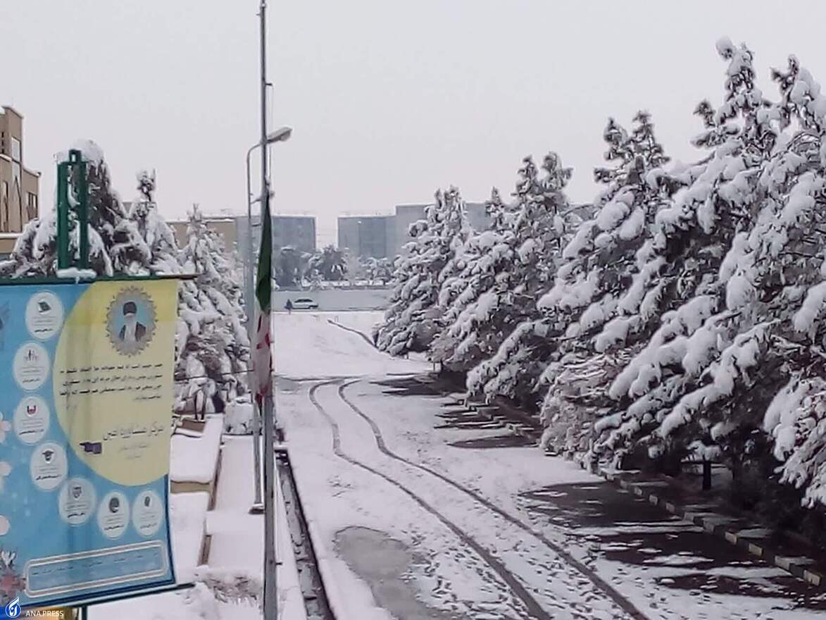 دانشگاه آزاد اسلامی واحد قم در یک روز برفی