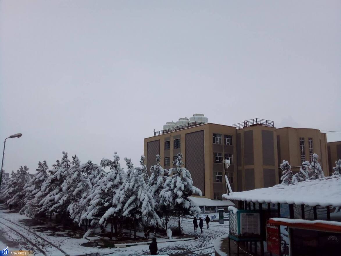 دانشگاه آزاد اسلامی واحد قم در یک روز برفی