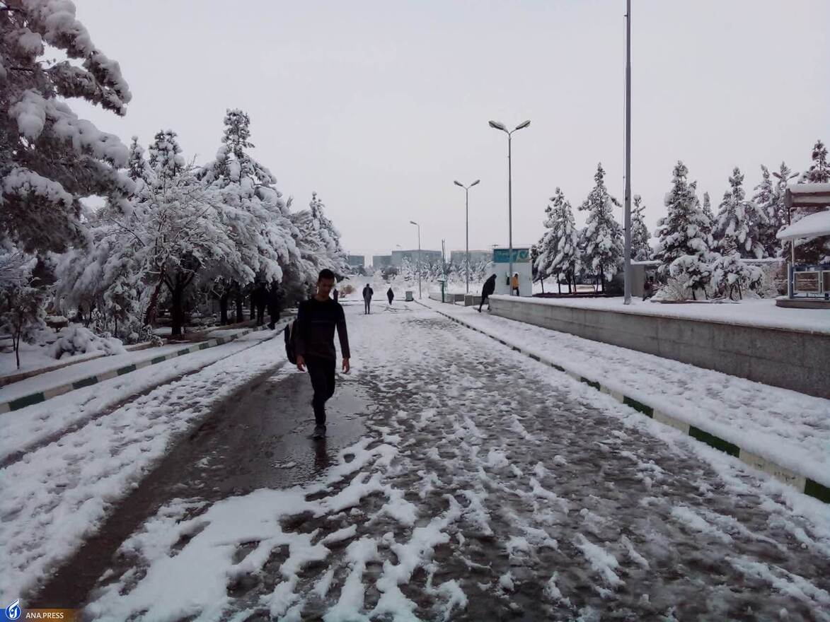 دانشگاه آزاد اسلامی واحد قم در یک روز برفی
