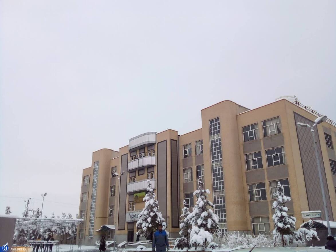 دانشگاه آزاد اسلامی واحد قم در یک روز برفی