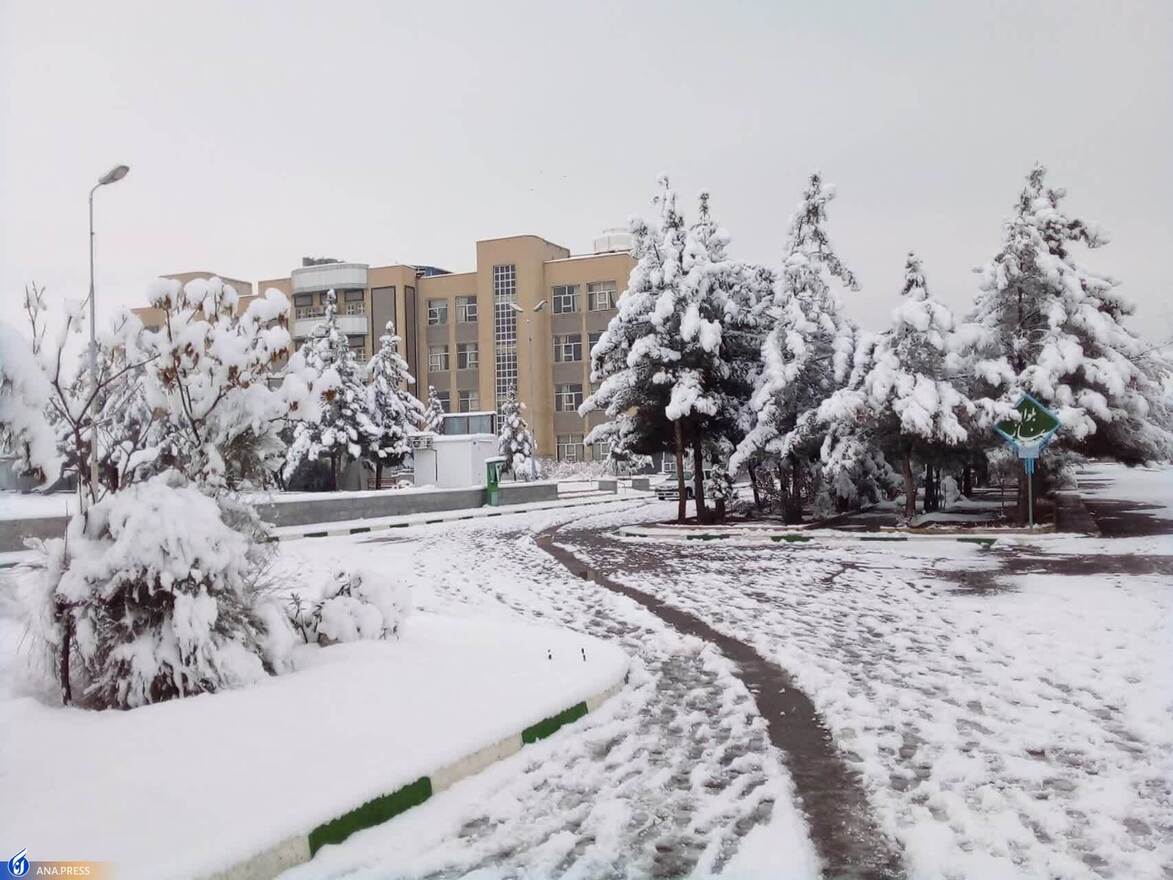 دانشگاه آزاد اسلامی واحد قم در یک روز برفی