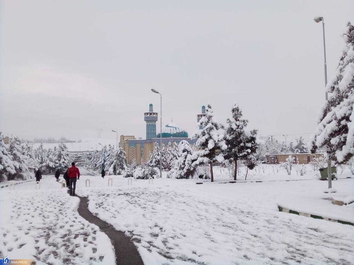 دانشگاه آزاد اسلامی واحد قم در یک روز برفی