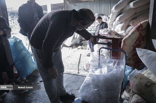 آقا ناصر همیشه دقت زیادی در وزن تحویلی پنبه های تحویلی به مشتری دارد.