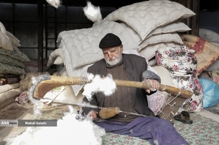 حاج آقا کثیری علاقه زیادی به حلاجی سنتی دارد و متعقد است حلاجی با کمان پنبه ها  حجم بهتری برای آماده سازی تشک و لحاف می دهد