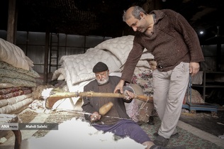 در مواقع خستگی پدر از حلاجی سنتی روزانه، آقا ناصر کمک پدر می کند