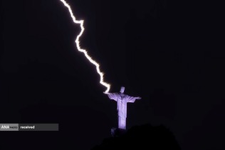 برخورد صاعقه به دست مجسمه مسیح نجات دهنده در کوه کورکووادو در ریودوژانیرو برزیل