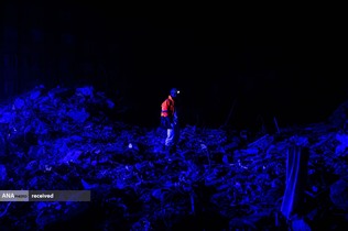 جستجوی امدادگران در میان آوار فروریختن ساختمانی در هاتای ترکیه